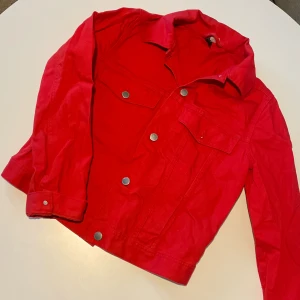 Jeansjacka  - Röd oanvänd jeansjacka!