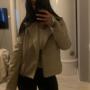  Skinnjacka  - Säljer min skinnjacka som inte kommer till användning. Pris går alltid att diskutera 