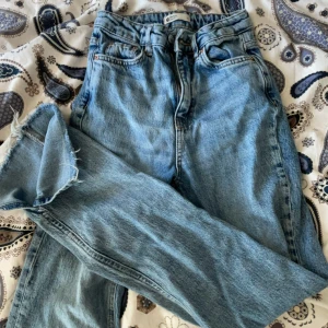 Super snygga Gina jeans - Sitter jätte fint! Har slits där nere. Mycket bra skick! De är i storlek 32 men passar mig som har 34. 
