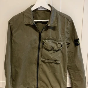 Stone island overshirt - Olivgrön stone island overshirt. Säljer för jag använder den inte längre. Storlek M. Nypris 4799kr