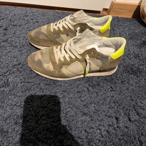 Philippe model paris skor  - Rätt bra skick på Philippe model skor som bara står hemma storlek 39 men passar mig som vanligtvis har 40-42  Pris kan diskuteras vid snabb affär 