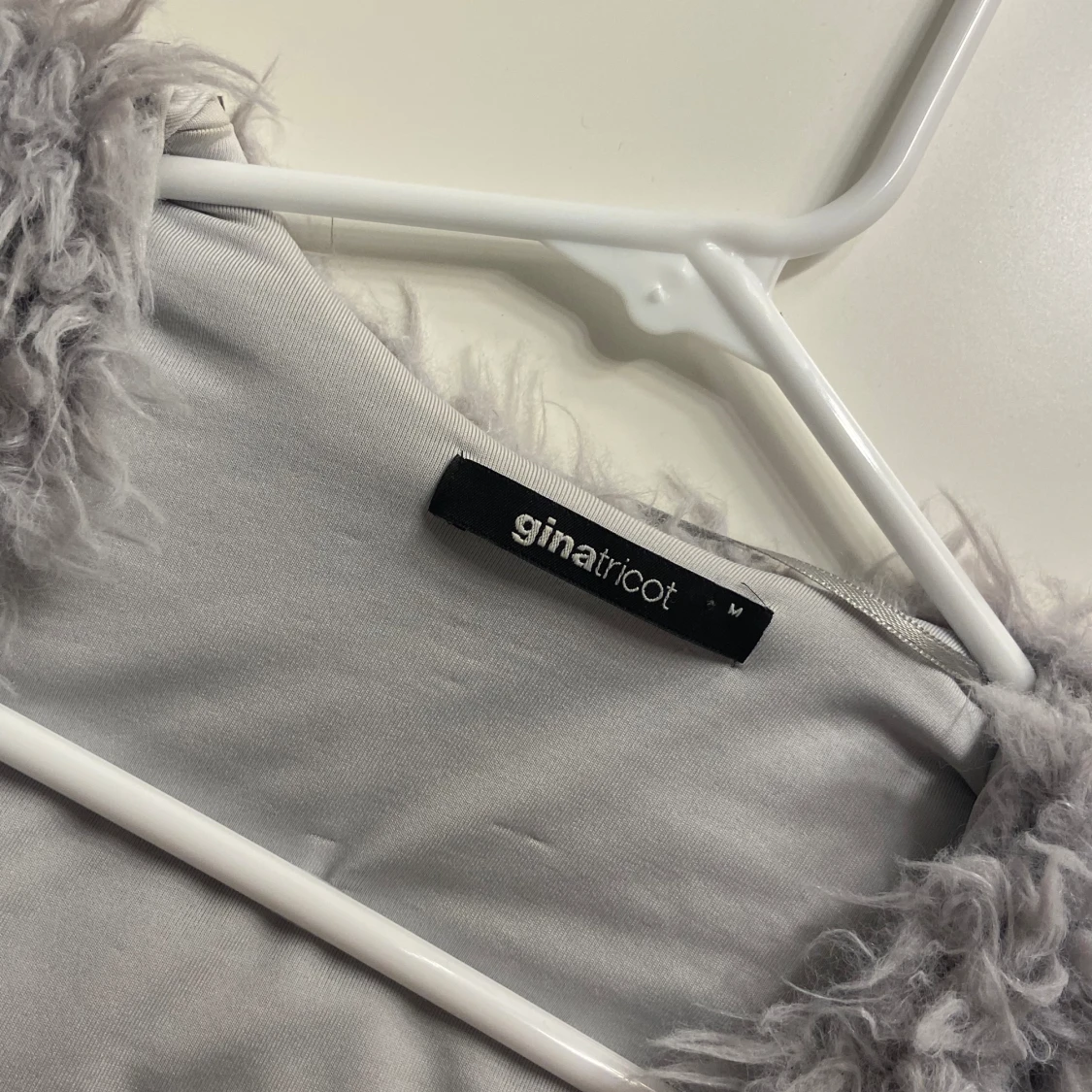 Söt fluffig jacka från Gina Tricot! - 90