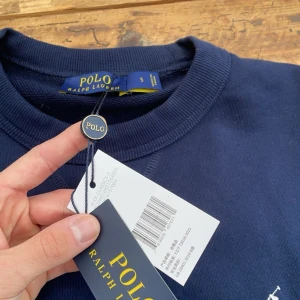 Ralph lauren tjocktröja - Ralph lauren tjocktröja, i 10/10 skick aldrig använd med tagsen fortfarande på, modellen är 180 cm väger 65 kg, kom dm för frågor eller funderingar