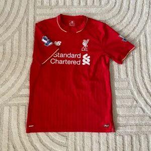 LIVERPOOL FOTBOLLSTRÖJA  - ORIGINAL LIVERPOOL HEMMA/ 2015-2016  Jon Flanagan #38  STORLEK: M PRIS: 499 SEK   OBS! Produkten stryks innan den fraktas iväg. Vid köp eller funderingar kontakta oss.   Instagram: @beyondthekits EJ REPLIKA #liverpool#newbalance#flanagan