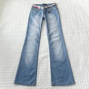 Lågmidjade vintage jeans med så söta detaljer från roberto cavalli i storlek W27, midjemått: 74cm innerbenslängd: 86cm 💞