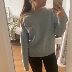 Blå sweatshirt  - En blå sweatshirt från NewYorker i storlek xs. Använd men är hel och i bra skick bara lite nopprig. 