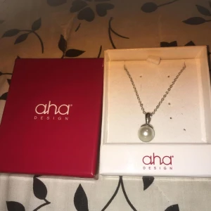 Halsband - Halsband med en pärla som hänger på