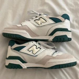 New balance 550 - Gröna 550s, de är använda några gånger men inte slitna eller smutsiga kan skicka fler bilder om de önskas✨ storlek 38!