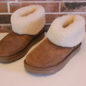 Stilrena oanvända Uggs i storlek 39 - Uppgradera din stil med dessa bekväma och trendiga Uggs.  Tillverkade med högkvalitativt fårskinn och en robust sula för maximal hållbarhet och stabilitet.  Dessa klassiska Uggs är perfekta för alla tillfällen.  Köparen står för fraktkostnad.  