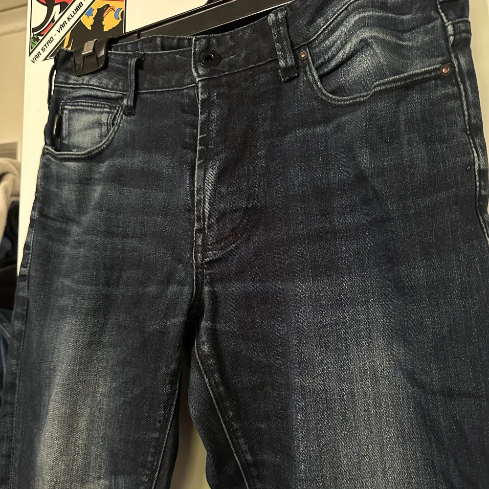 Mörkblåa jeans från Armani  I superfint skick!  Strl 28 . Jeans & Byxor.