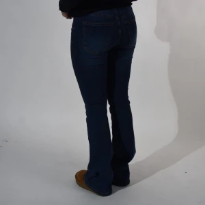 Midwaist bootcut från Dr.Denim - Modellen är 160cm lång och bär vanligtvis stl S