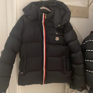 Moncler jacka - Hej säljer min moncler jacka som är för liten för mig. Pris kan sänkas vid snabb affär. Hör av er vid minsta lilla fundering. skick 9.5/10