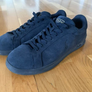 Polo Ralph Lauren HERITAGE COURT TOP - SNEAKERS - Blåa Ralph Lauren mocka skor. Nästan aldrig använda bara ett fåtal gånger. Storlek 44. Hör av er vid frågor 