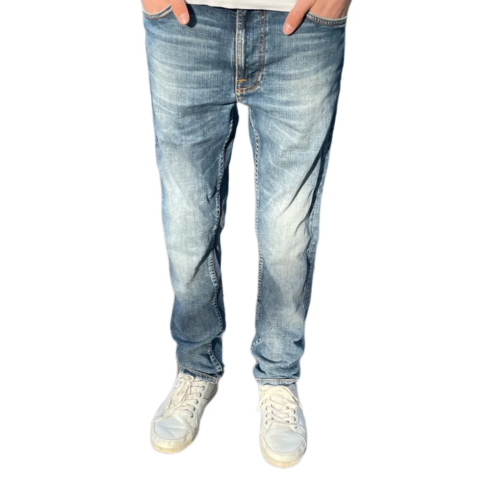 Riktigt feta nudie jeans i ljusblå färg! (Slim fit) storlek: W30 L30, modellen är 170cm och väger 50kg, passar dock större. Skick: 9/10 finns inga defekter! Skriv såklart om ni har några frågor!🙌. Jeans & Byxor.