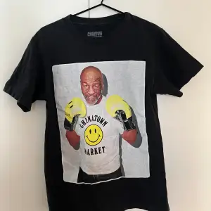 T-Shirt från Chinatown Market med Mike Tyson tryck. Storlek S Använd Nypris 700kr 