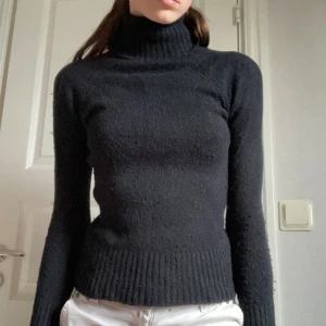 Svart stickad tröja  -  Super snygg svart stickad tröja med turtleneck som formar kroppen så fint🫶🏼🫶🏼