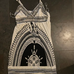 Klänning med mönster - Så fin och unik klänning. Inga defekter. Storlek s. 