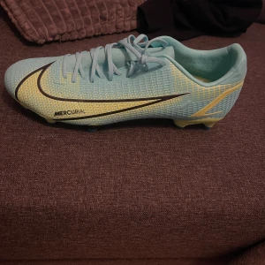 Fotbollskor  - Helt nya men vill bli av med 