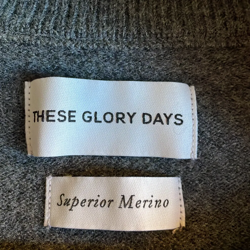 Säljer denna fräscha tröjan från ”These glory days” |  9/10 skick | gjord på  Merinoull |  Skitsnygg med en skjorta under🙌🏻 | Nypris 1099 | säljer för 549 |. Tröjor & Koftor.