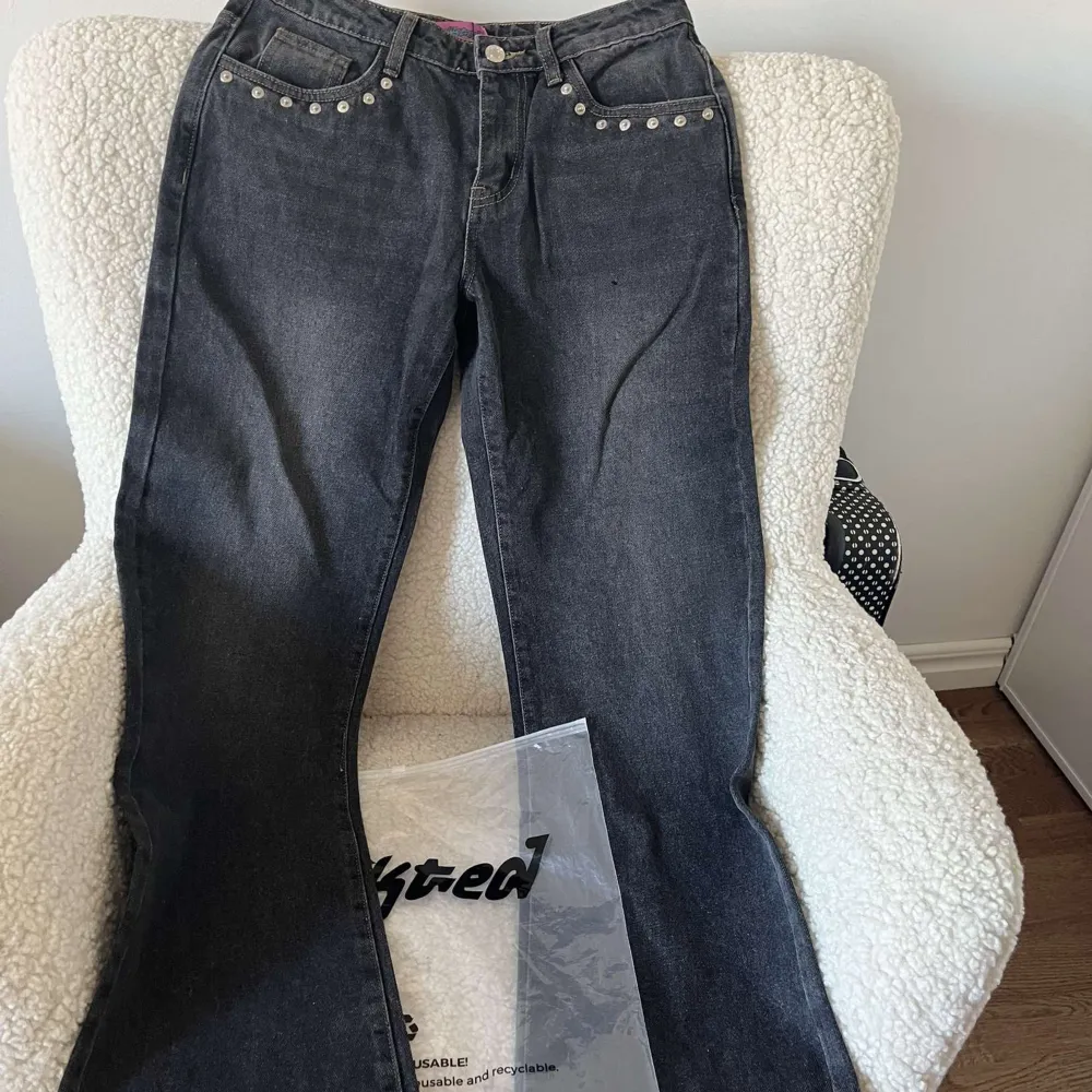Supersnygga och helt nya!! Köpta för 1450kr men säljer pga för stora💗 sista tre bilderna är egna bilder💗  Pris går att diskutera💗. Jeans & Byxor.