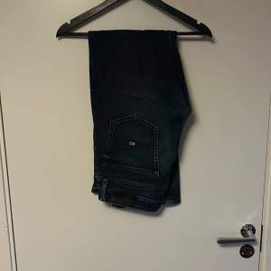 Ganska använda bootcut jeans från Tommy hilfiger.  Storlek: W:31 L:32