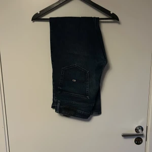 Tommy hilfiger bootcut jeans  - Ganska använda bootcut jeans från Tommy hilfiger.  Storlek: W:31 L:32
