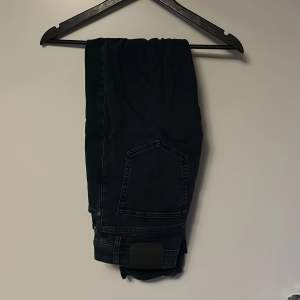 Svarta dobber jeans, helt oanvända.   Storlek: W30 L32