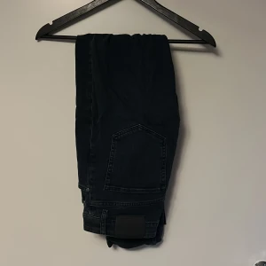 Dobber jeans - Svarta dobber jeans, helt oanvända.   Storlek: W30 L32