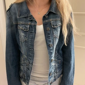 Jeansjacka  - Jättefin jeansjacka som tyvärr inte kommer till användning❤️❤️