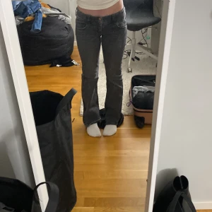 Jeans - Nypris 349kr Bra skick skriv om ni har några frågor pris kan diskuteras 
