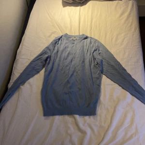 Zara tröja - Säljer en ljusblå långärmad tröja ifrån zara i storlek S. Några små defekter finns (se bild 2) men det är inget man märker annars ser den helt ny ut!