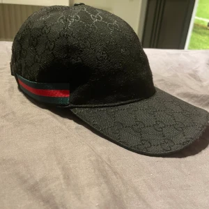 Gucci keps - Svart Gucci keps Tio kvalite