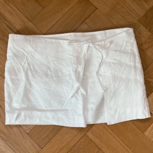 Linnekjol med knytdetalj - Aldrig använd  