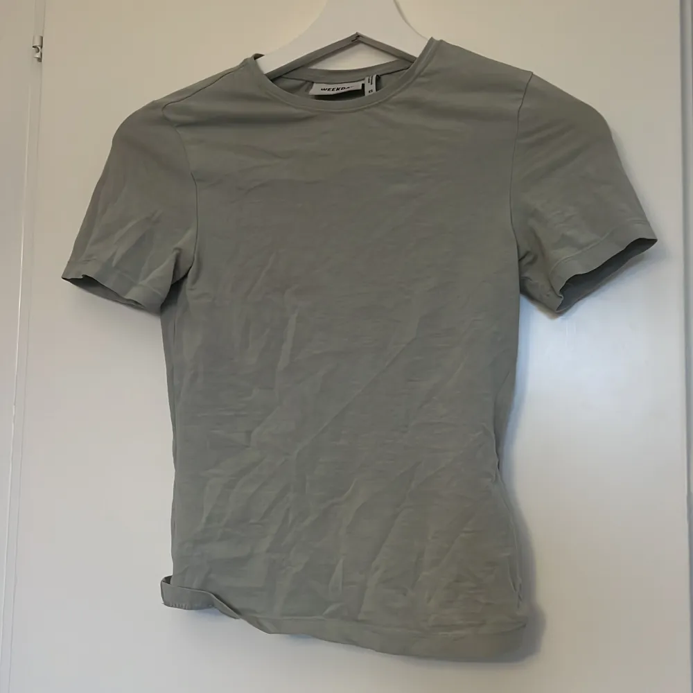 t shirt, mintgrön, tajt passform, stretchigt material, bra skick, den här tröjan är 10000x gånger finare på. skriv privat om ni vill se den på (kan ej lägga ut pga religösa skäl). T-shirts.