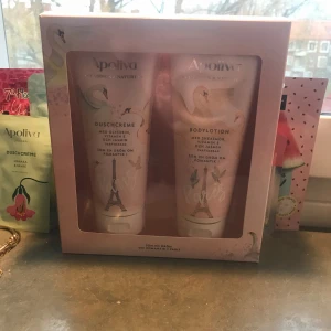 Duschcreme och bodylotion  - Öppnad förpackning men oanvänd. från APOLIVA. en kropps tvål och en body lotion. Säljer båda för 100kr Säljer för att de inte kommer till användning💗