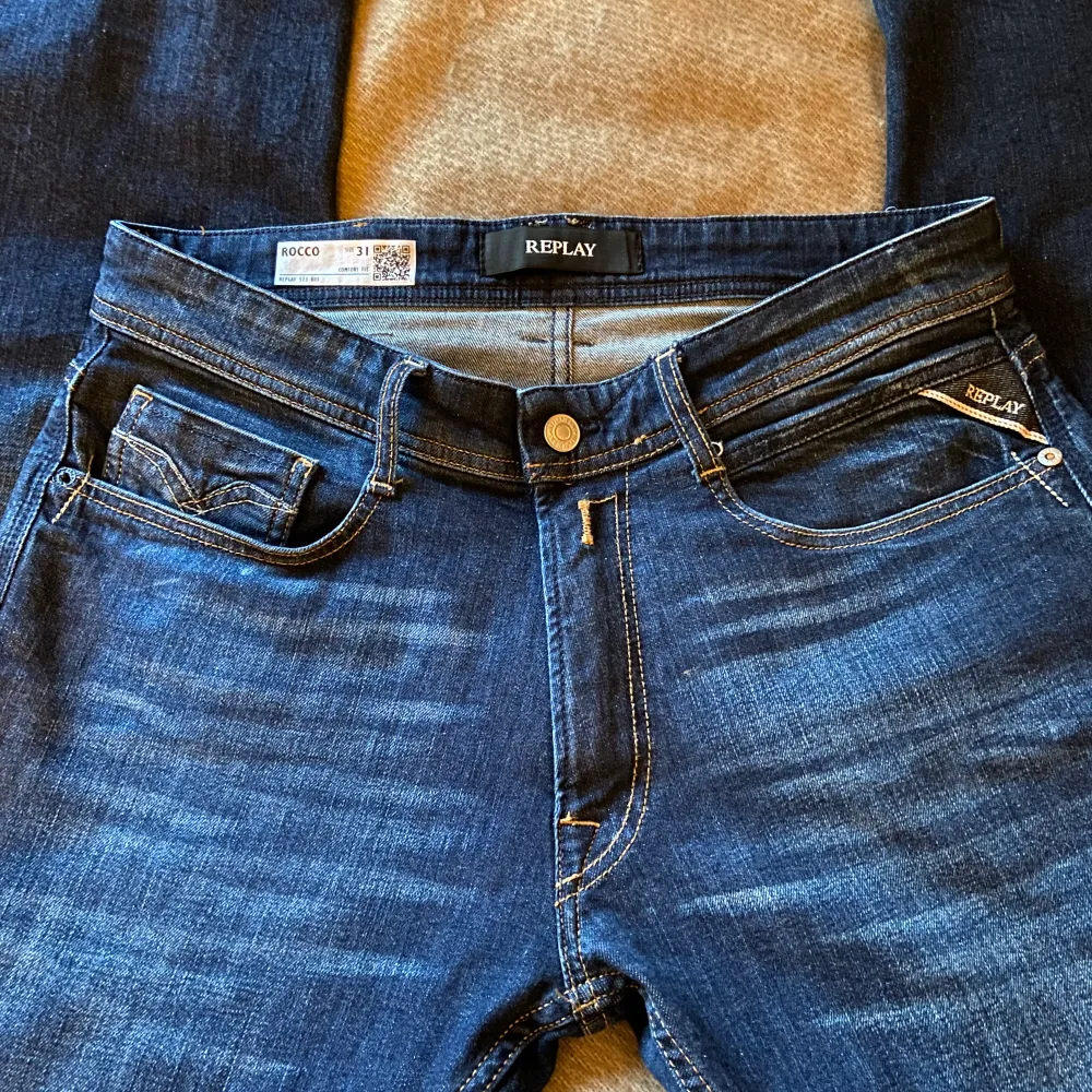 Replay jeans i färgen mörkblå Storlek W31 L32  I princip nyskick, använd Max 10 gånger tvättats 1 gång. Inga defekter överhuvudtaget. Nypris 1500kr. Jeans & Byxor.