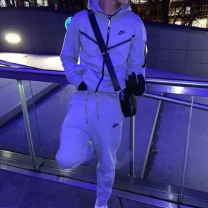 Old gen tech fleece purple - Säljes i näsintill nytt skick, använt endast 1-2 gånger. Hela setet tillkommer.  [OBS, köper du fler varor bjuder jag på frakten🤌🏻]