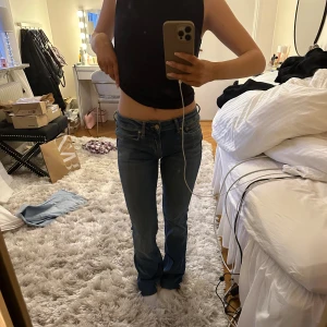 Zara jeans - Lågmidjade zara jeans! Avklippta löngst ner, jag är 1,60. Superfina!🫶🏽