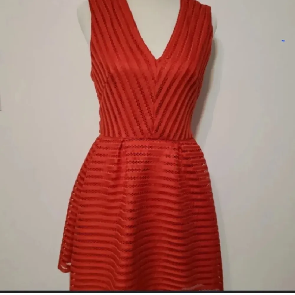 En fin röd klänning med är med en fin design från HM och är slevless. Klänningar.
