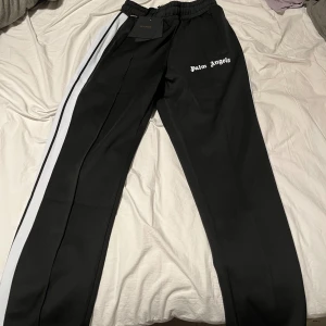 Palm angels byxor  - Säljer nu mina Palm angels byxor som är använda 2 gånger. Vill sälja dom eftersom jag inte vill ha dom längre då dom bara ligger i mitt rum. Finns även tröja till. Pris kan diskuteras. 