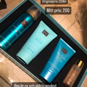 Rituals skincare - ‼️ALDRIG ANVÄND‼️ det innehåller shower foam, mild body scrub paste, 24hr body lotion och body glitter. fick den i present för några veckor sedan, Originalpris:299,mitt pris:200