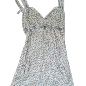Sommar klänning - En fin klänning som är perfekt till sommaren med blommor på 🫶🏼 Använd kanske 2 gånger. Från H&M i storlek 40 men passar mig som är XS/S !! Banden på klänningen behöver sys på baksidan men det är lättlöst!
