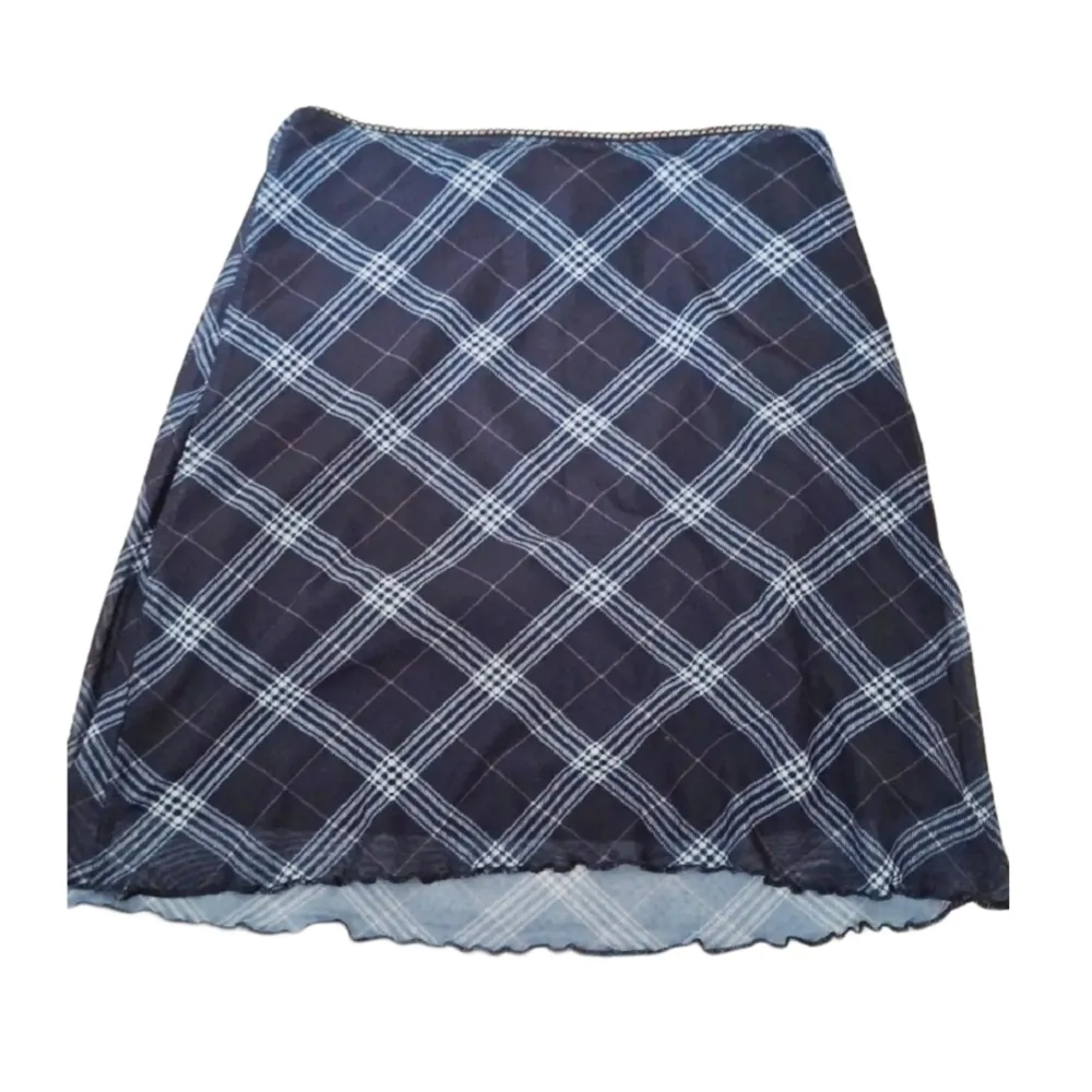 En jättefin lågmidjad kjol i rätt så tunt & mjukt material köpt ifrån H&M ❣️ Storleken är xxs men passar även xs. Aldrig använd, bara prövad. . Kjolar.