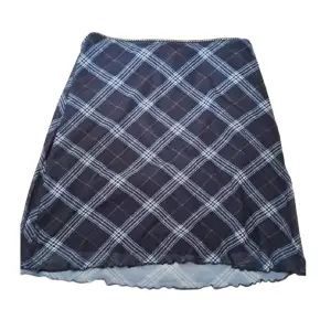 En jättefin lågmidjad kjol i rätt så tunt & mjukt material köpt ifrån H&M ❣️ Storleken är xxs men passar även xs. Aldrig använd, bara prövad. 