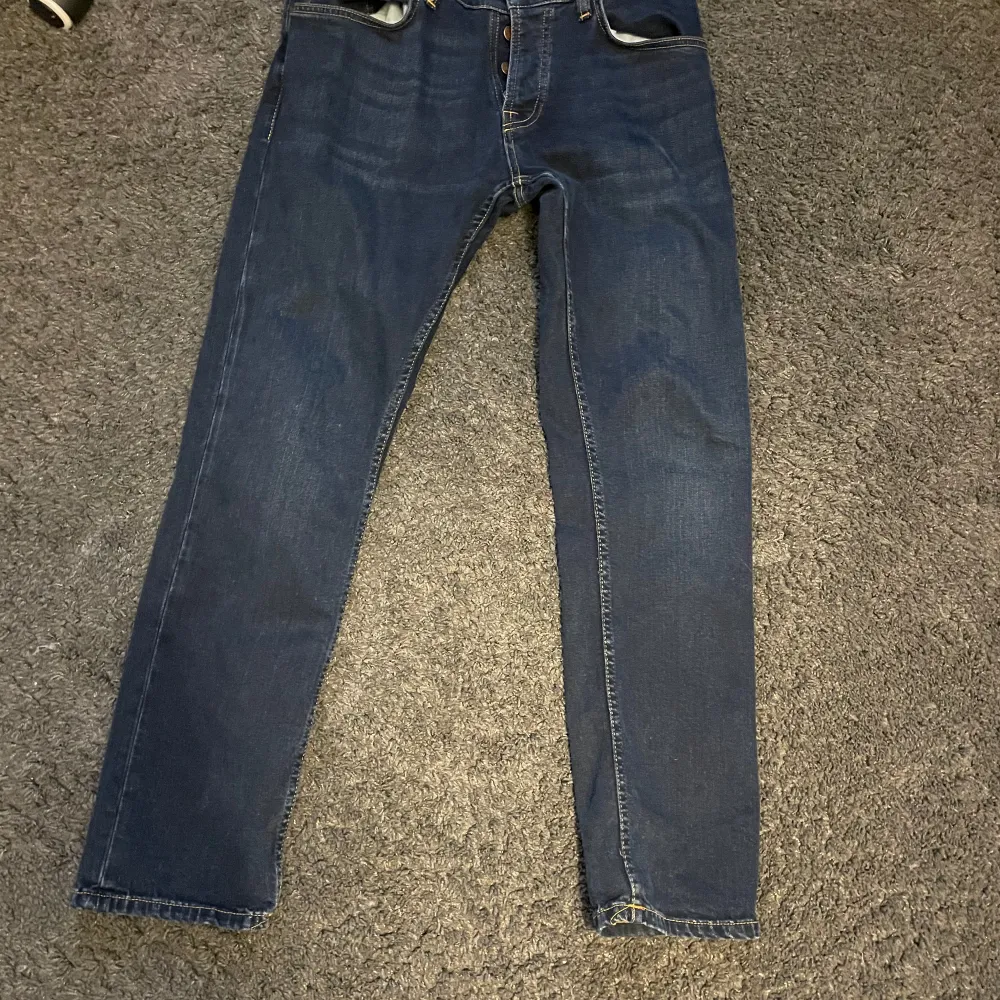 Mörkblå Nudie jeans i modellen Grim Tim. Storlek 32/32 Endast använda några gånger och i väldigt fint skick. Jeans & Byxor.