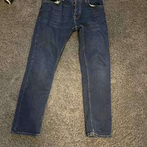 Mörkblå Nudie jeans i modellen Grim Tim. Storlek 32/32 Endast använda några gånger och i väldigt fint skick