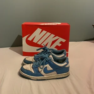 Nike dunk low baby blue - Nike dunk low. Bra skick och ett par riktigt fräsha skor nu till sommaren👌köpta för 4700 nya säljer för 1000. Riktigt bra pris om jag får säga det själv👌kan gå ner i pris. Skickar med allt.