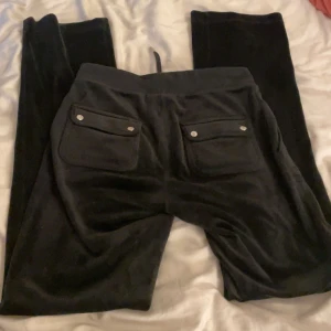 Juicy Couture Byxor  - Säljer svarta juicy couture byxor i svart, storlek xs, jag är 164 och dom e perfekta i längden, Nästan helt nya, använda två gånger. Säljer pågrund av att dom inte passar min stil☺️
