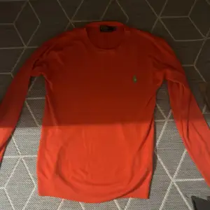 Orange sweater väldigt nice passar som storlek m-s som ny pris kan diskuteras 