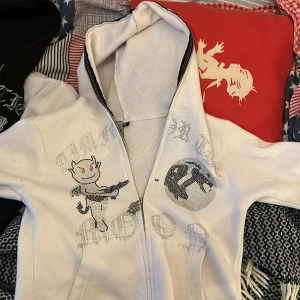 Rhinestone hoodie - Säljer min limiterade rhinestone hoodie från aim for the moon.  